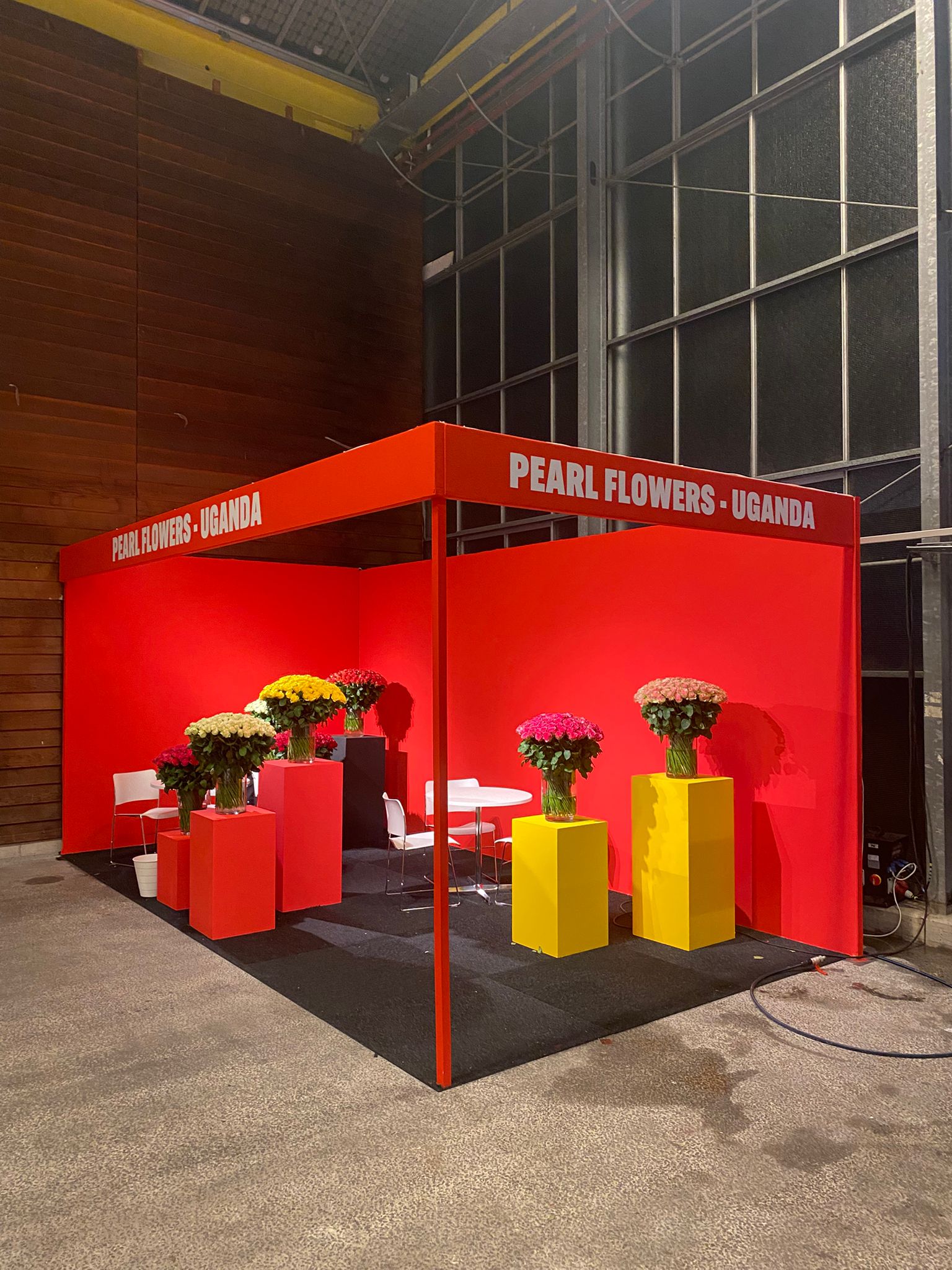 Hoekopstelling met bloemen in glazen vazen