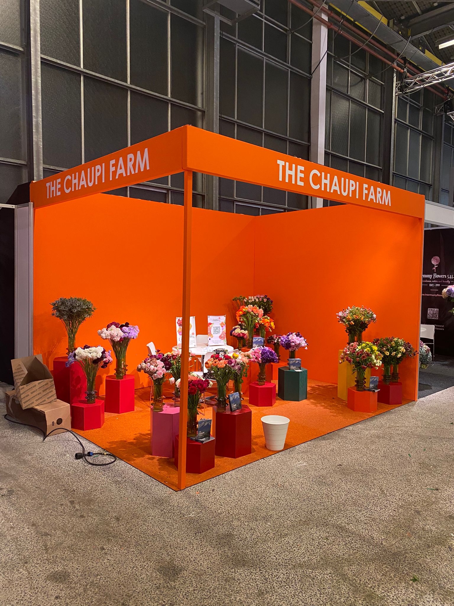 Bloemen op verschillende niveaus in glazen vazen