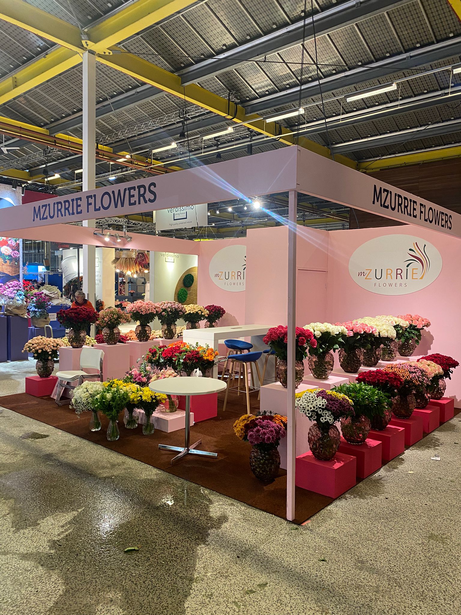 Overzicht van meerdere bloemstands op de beurs